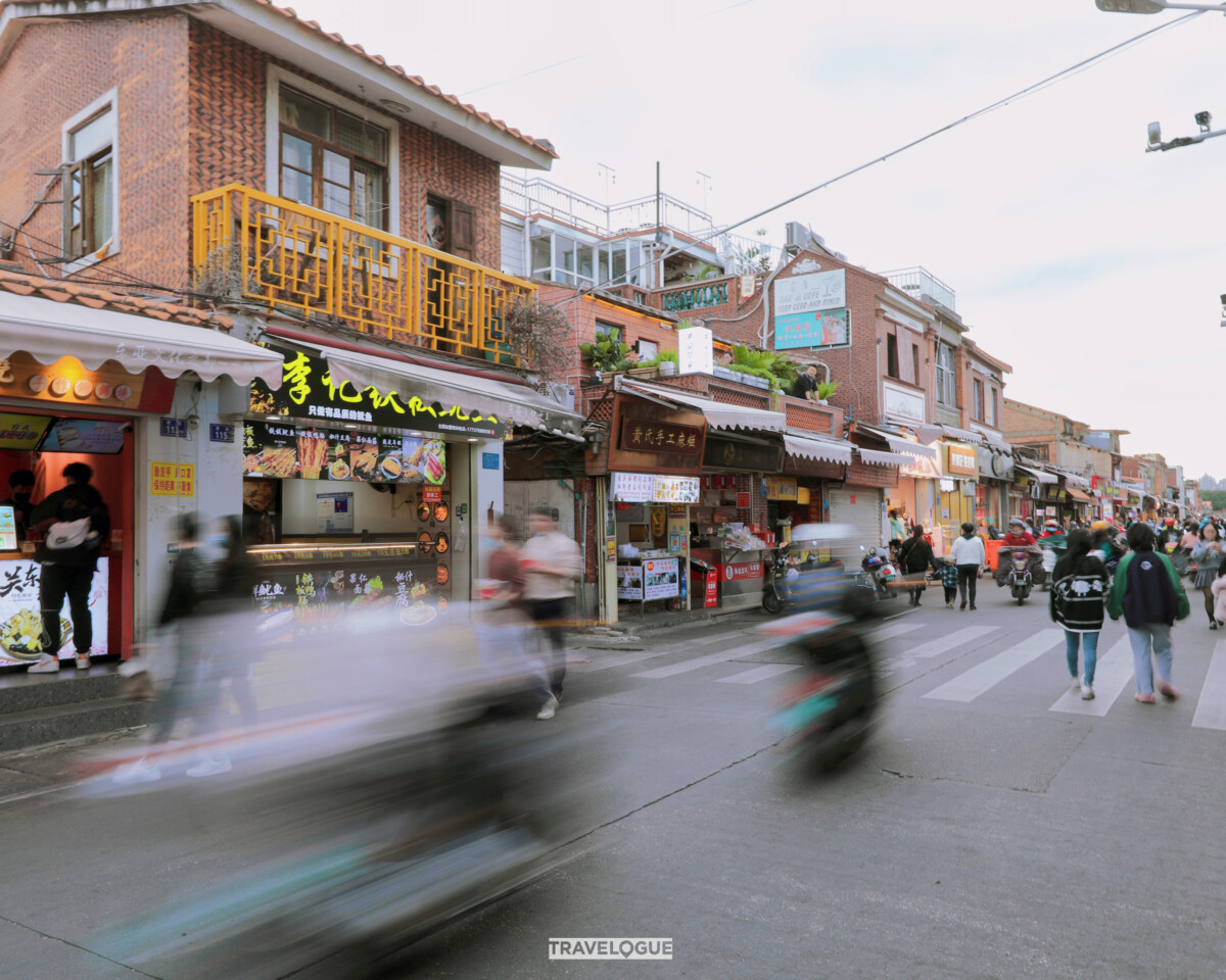 Menariknya kedai di bandar ini jugal jual kebaya nyonya yang popular di kalangan penduduk China