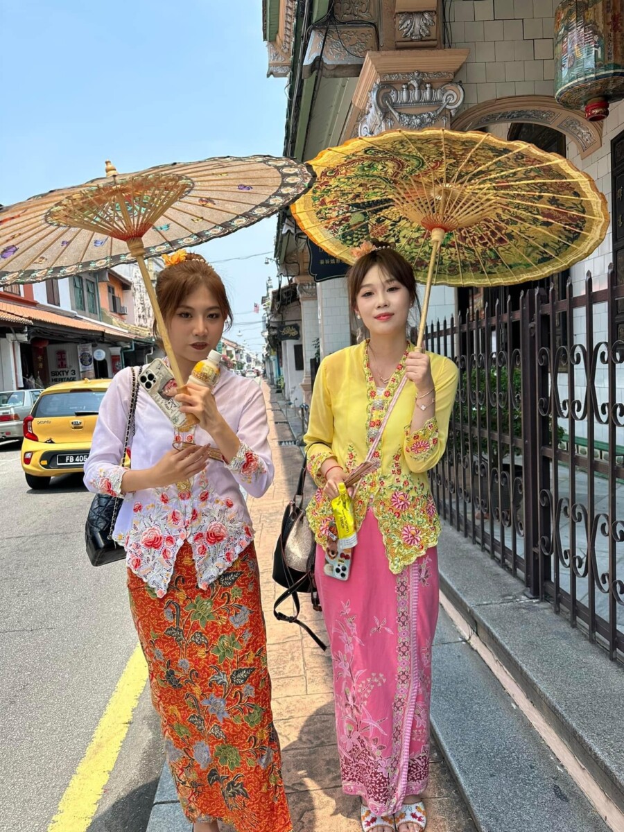Kebaya Nyonya sangat popular di kalangan orang China yang sering memakainya seperti ini