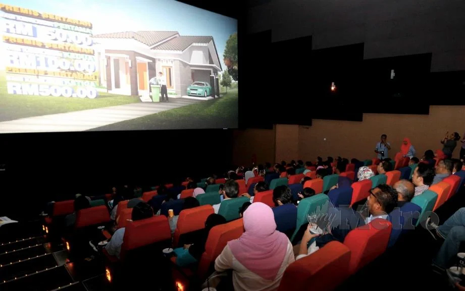 Pengalaman menonton di panggung wayang sangat berbeza berbanding tengok di rumah