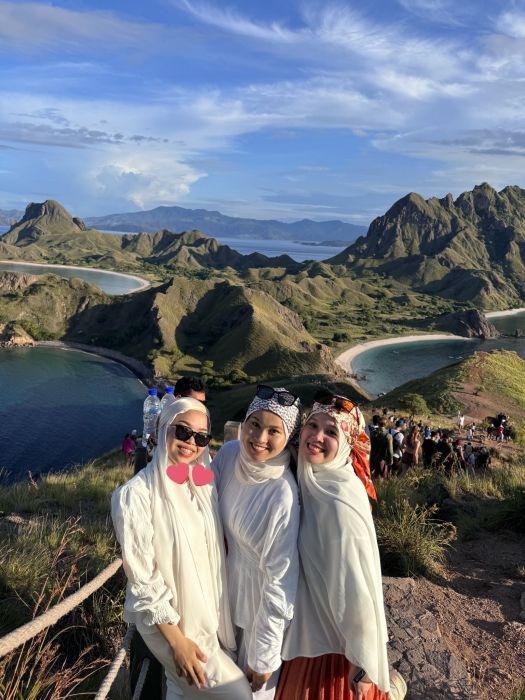 Intan bersama rakannya berkongsi pengalaman bercuti di Labuan Bajo