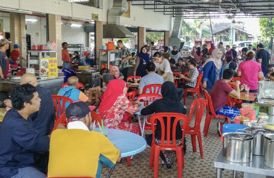 Selain itu rugi kalau seorang pelancong tak cuba lepak di mamak, kopitiam dan warung