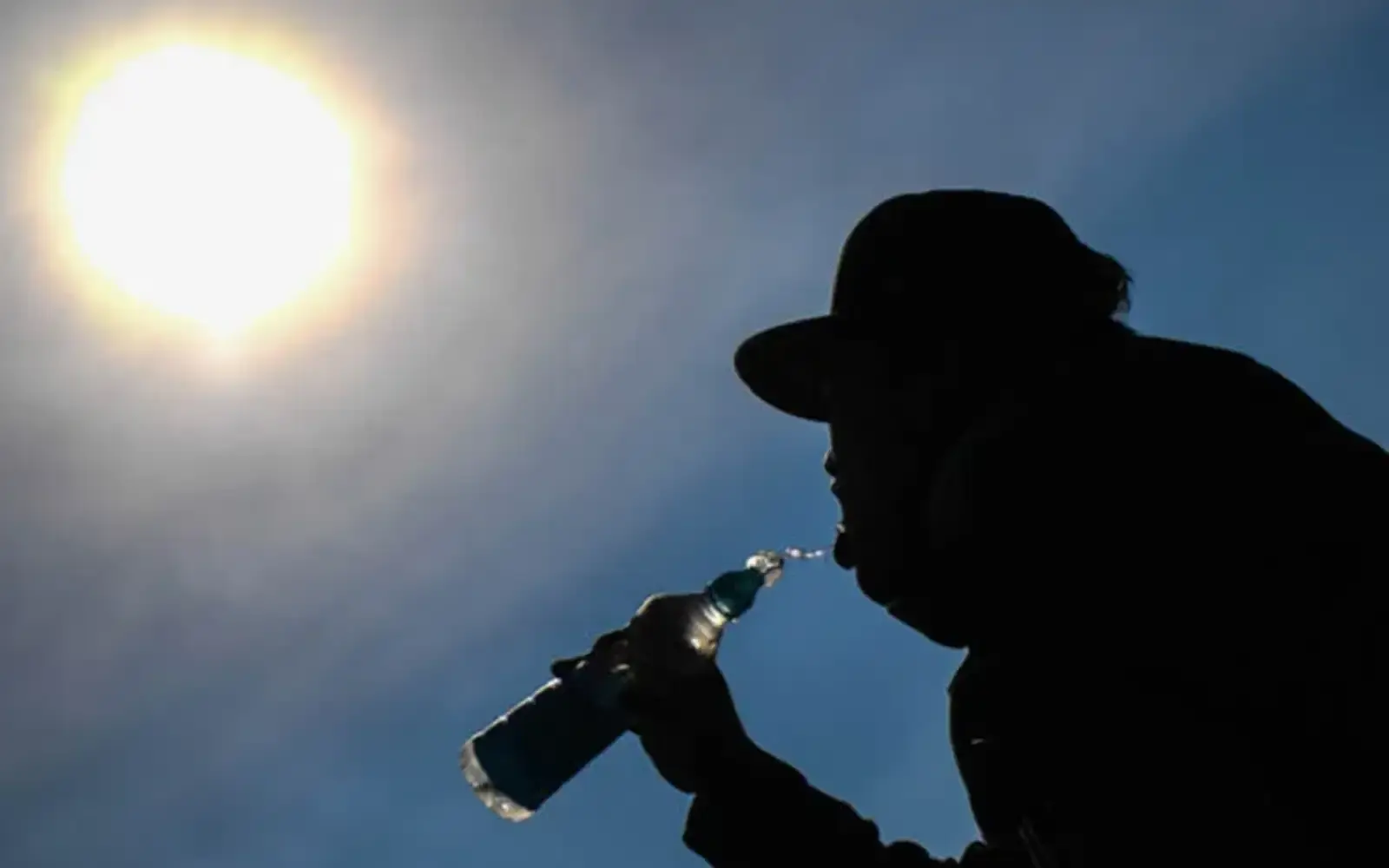 Jangan lupa minum air dan lindung daripada sinaran matahari cuaca panas terik