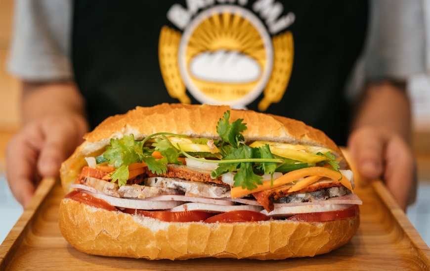 Banh Mi merupakan gabungan makanan Perancis (roti) dan Vietnam