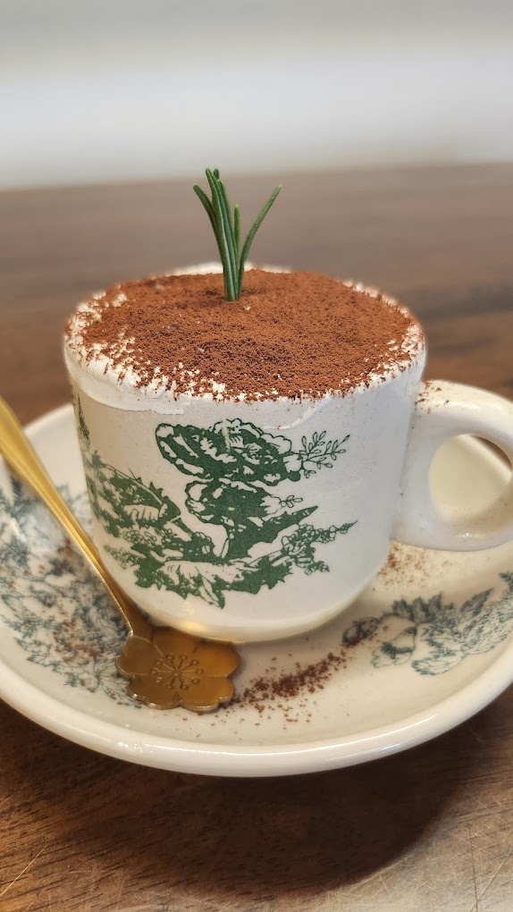 Menghidangkan dalam cawan kopitiam memberikan kelainan