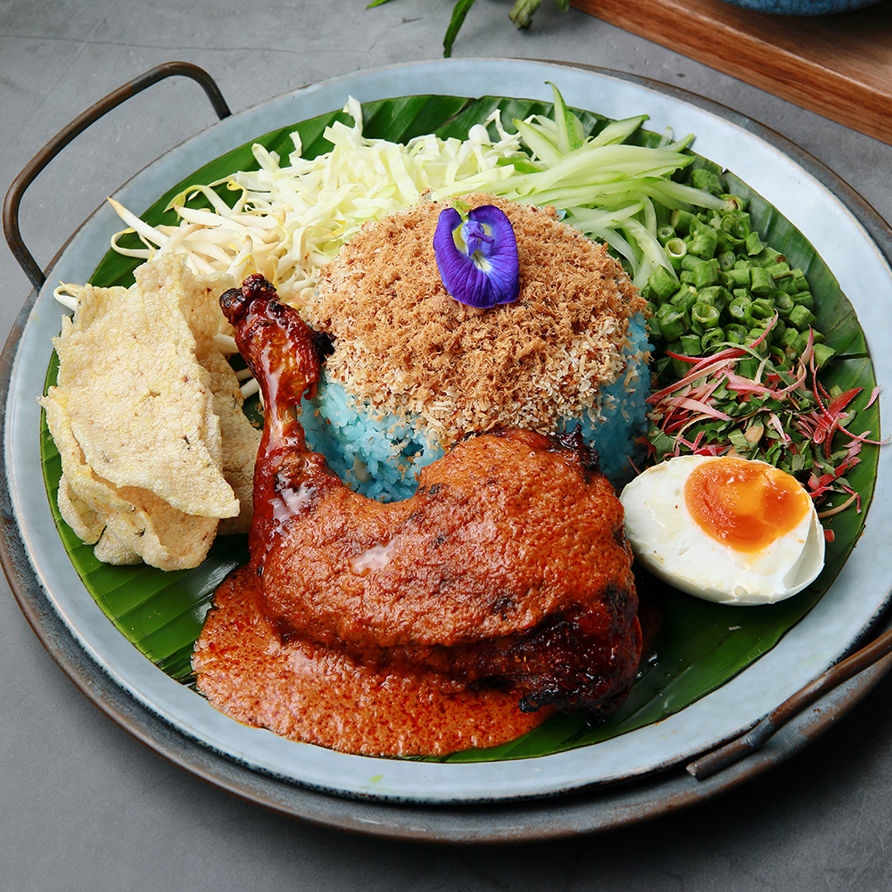 Nasi Kerabu cukup terkenal dengan nasi warna biru dan ayam percik bakar!
