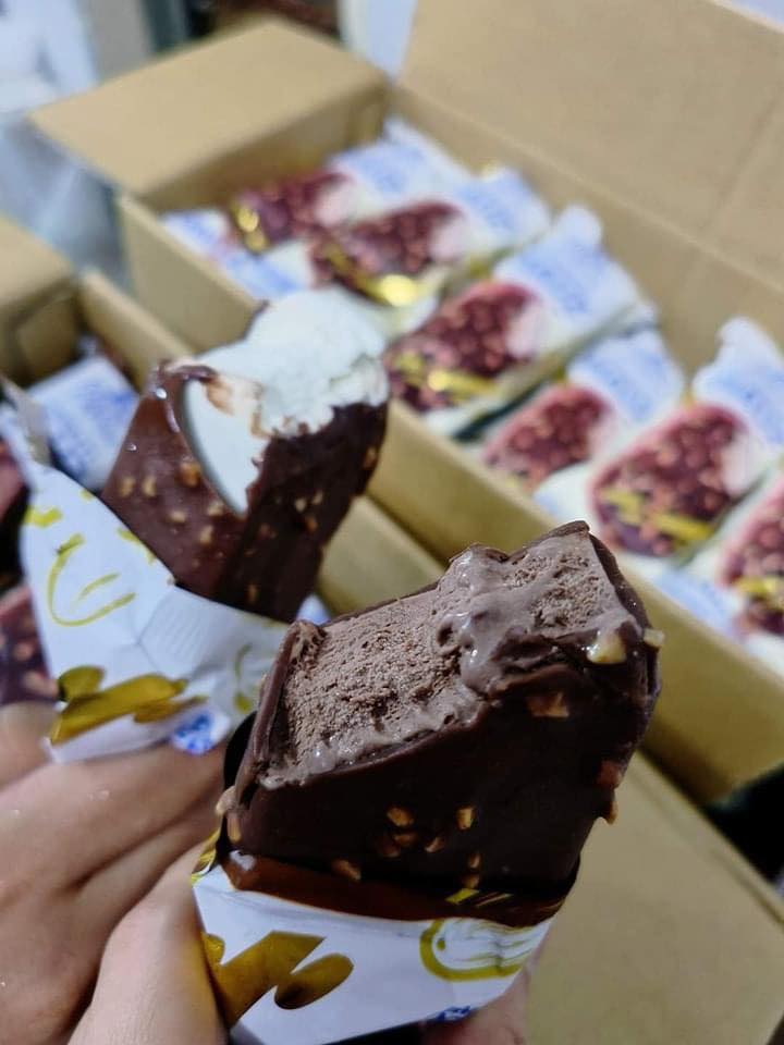 Luarnya rangup dan dalamnya lembut dengan rasa tidak terlalu manis menurut netizen