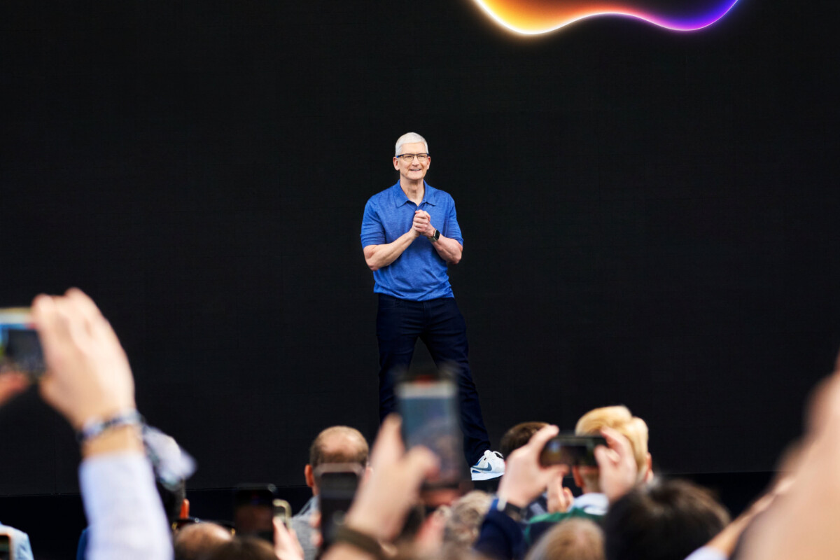Tim Cook selaku CEO untuk Apple memberi penerangan untuk barisan produk baru Apple