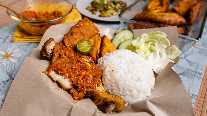 Min memang gemar makan ayam penyet, tauhu goreng tu memang sedap!