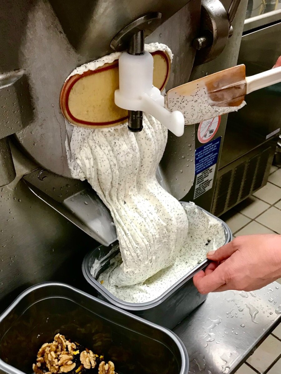 Gelato dihasilkan di Itali dan lebih lembut berbanding ais krim