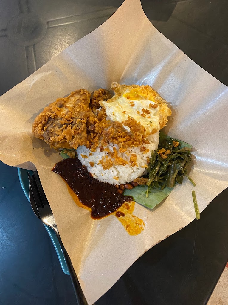Boleh singgah ke sini untuk makan waktu malam, nasi lemak pun panas-panas tau