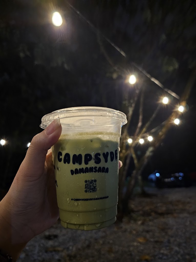 Kafe ini bijak menyusun lampu untuk memberikan mood santai untuk pelanggan relaks sepenuhnya