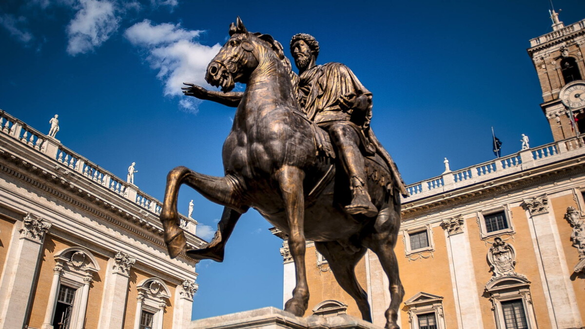 Antara arca paling penting, Maharaja Marcus Aurelius menaiki kuda