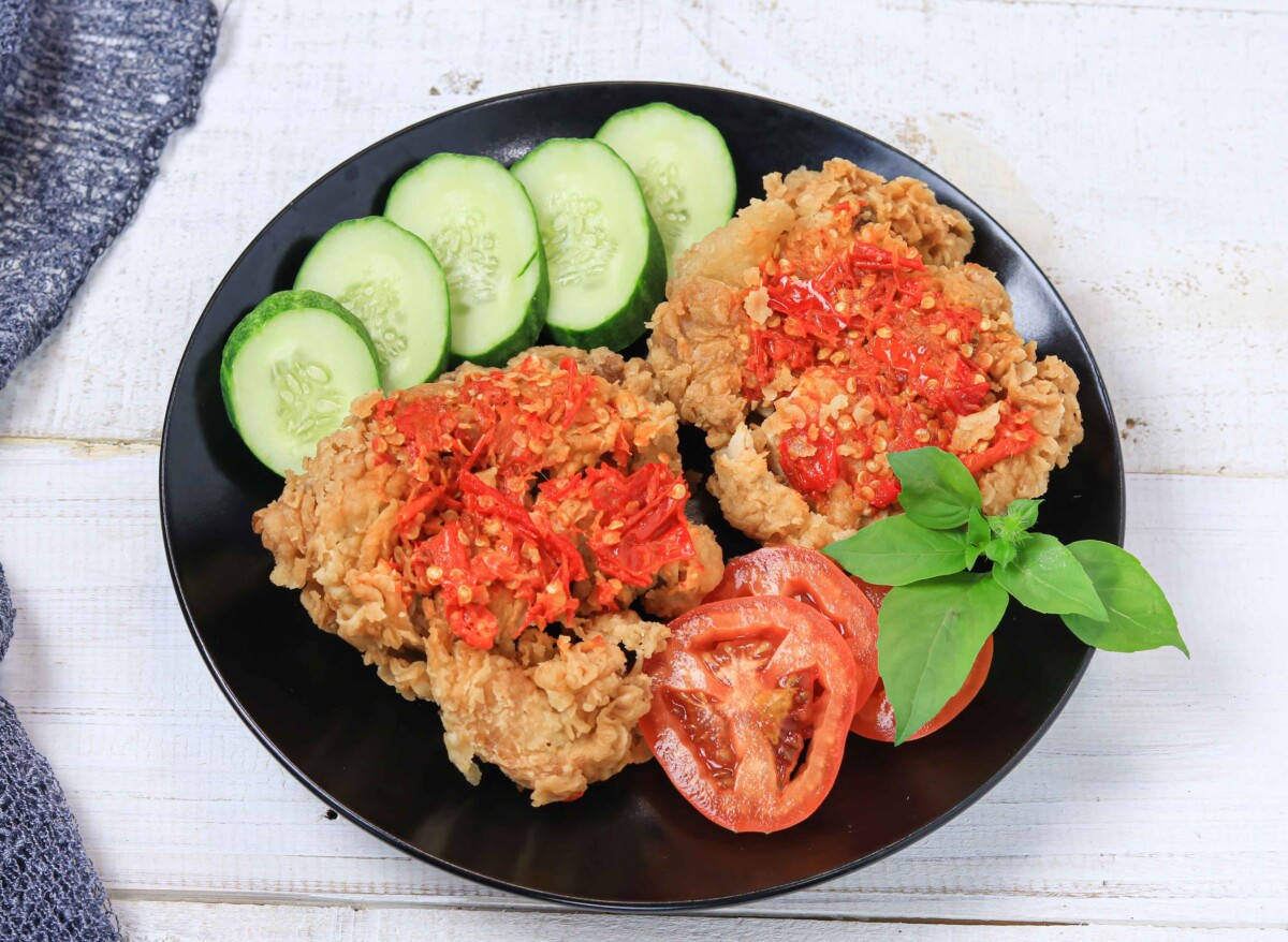 Ayam goreng ranggup dengan sambal pedas, memang terliur tengok kan?
