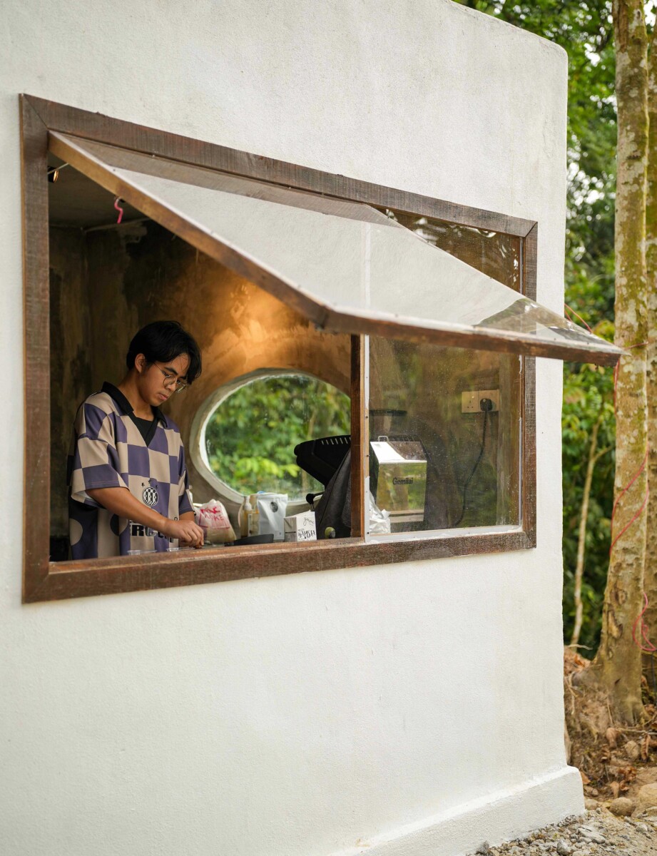 Disebalik bangunan putih ini, kafe unik wajib untuk anda cuba