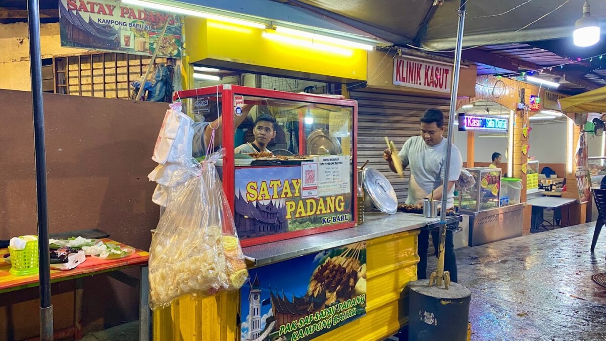 Terletak di Kampung Baru, KL ia merupakan antara kedai sate padang paling popular di negara kita