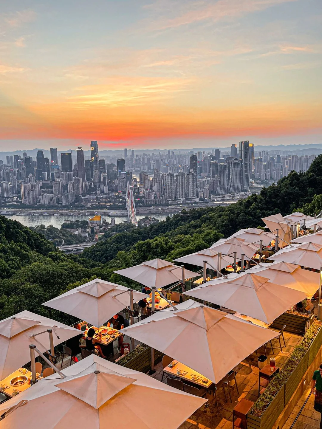 Oleh kerana terlalu besar, proses berjalan dari tempat letak kereta ke meja anda boleh ambil masa sehingga 30 minit