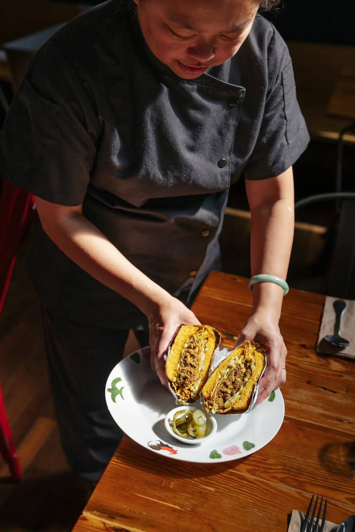 Pemilik Kampar menerangkan kepada pelanggan, Ramly Burger ialah makanan Malaysia