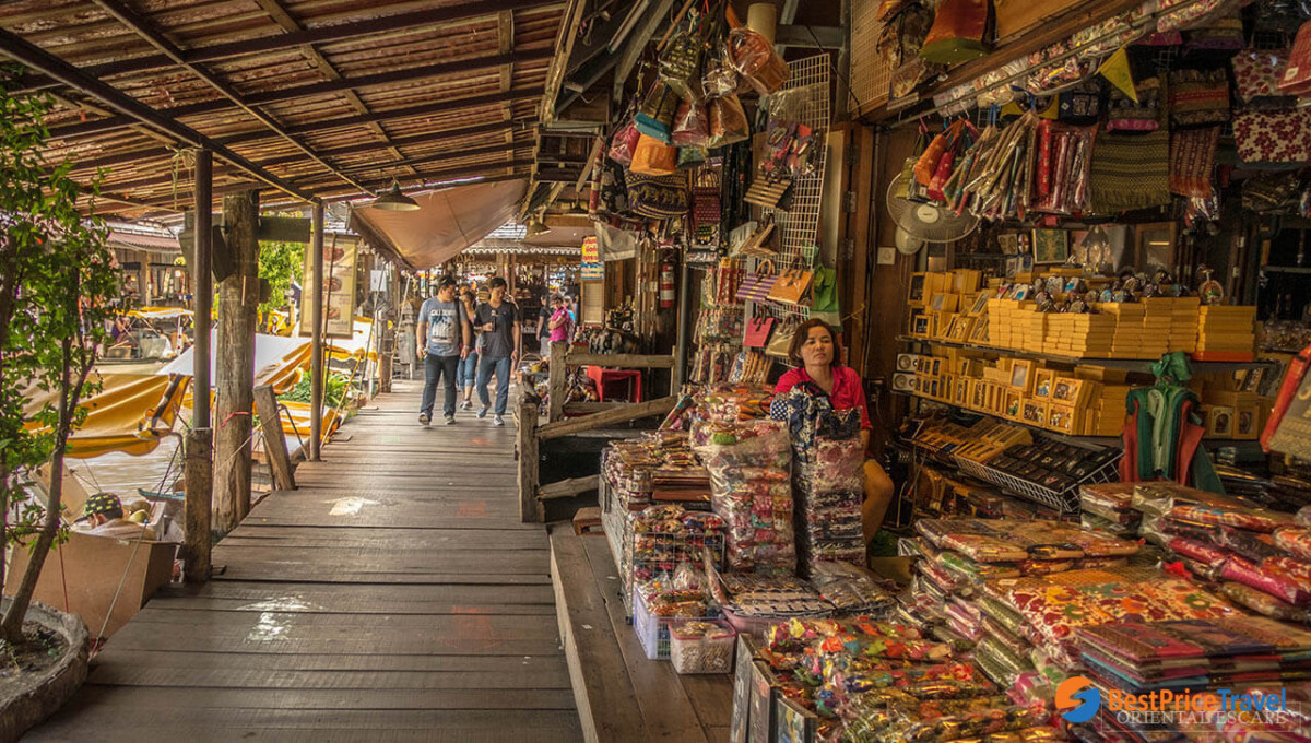 Dekat sini pelbagai kraf tangan boleh dibeli sebagai cenderamata