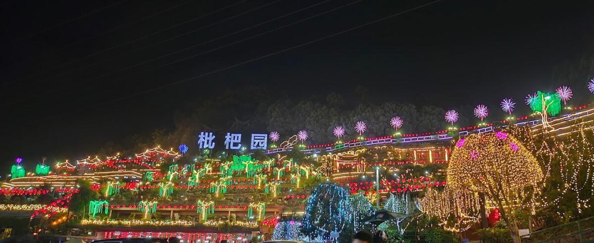 Sudah tentu restoran sebesar ini pasti mempunyai beratus pekerja sedia membantu anda