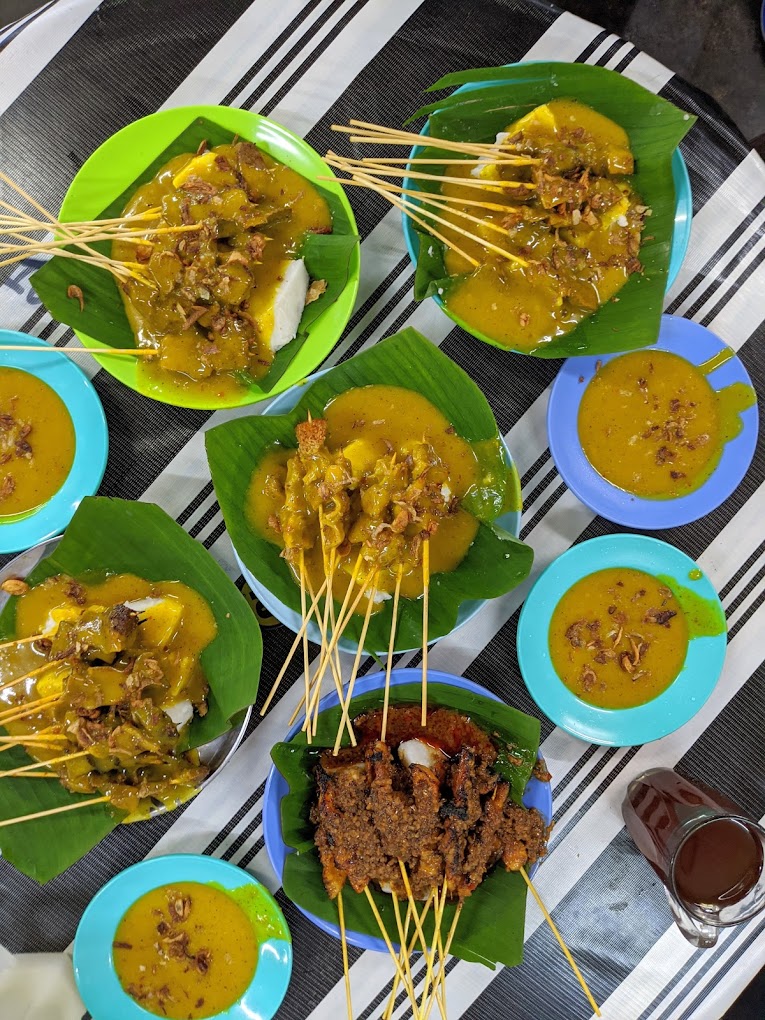 Sate yang dicelup dengan kuah membezakan dengan cara kita makan