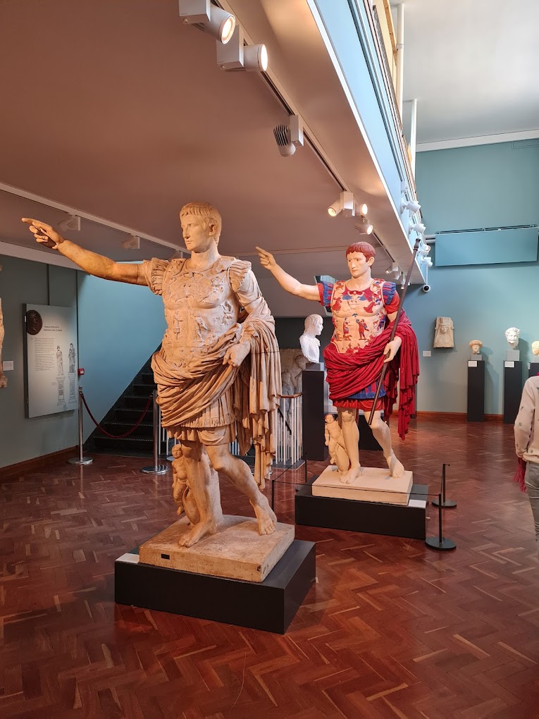 Antara pameran yang ada menunjukkan Maharaja Pertama Rom, Maharaja Augustus Caesar