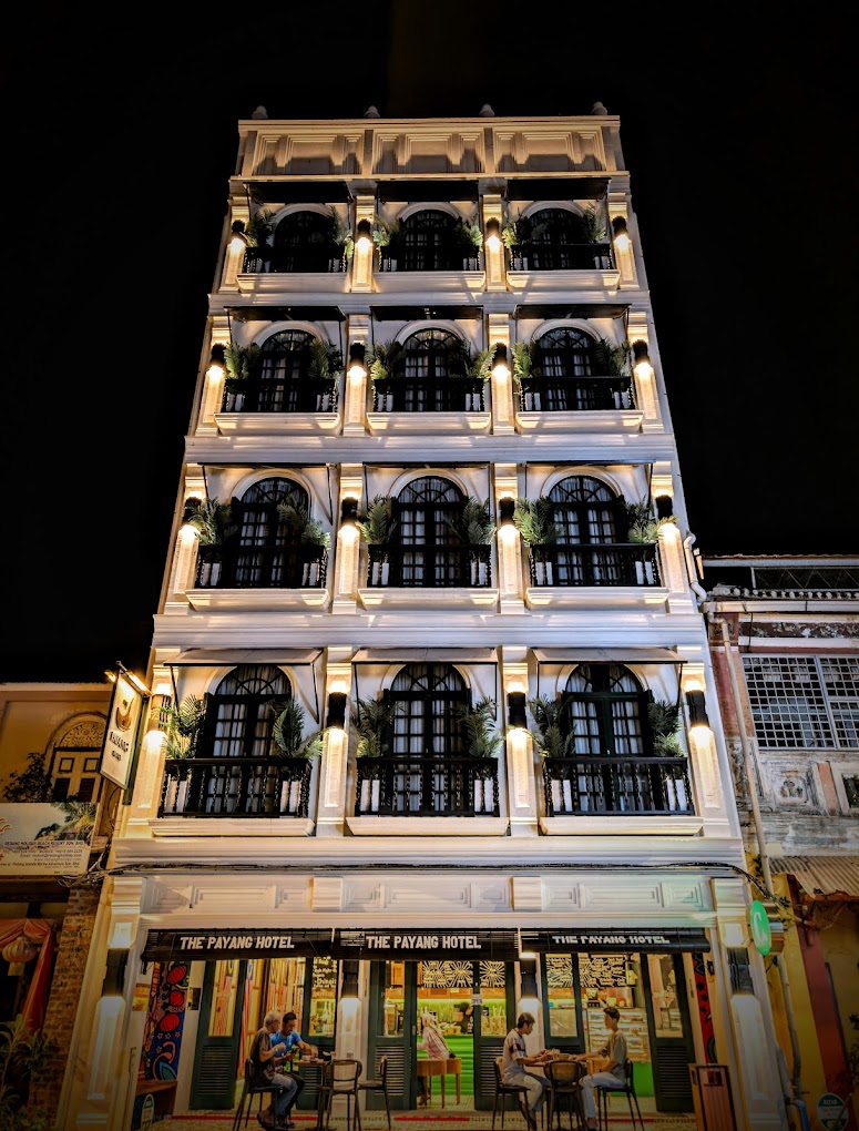 Terletak di Kampung Cina, menjadikan ia antara hotel menarik di bandar Kuala Terengganu