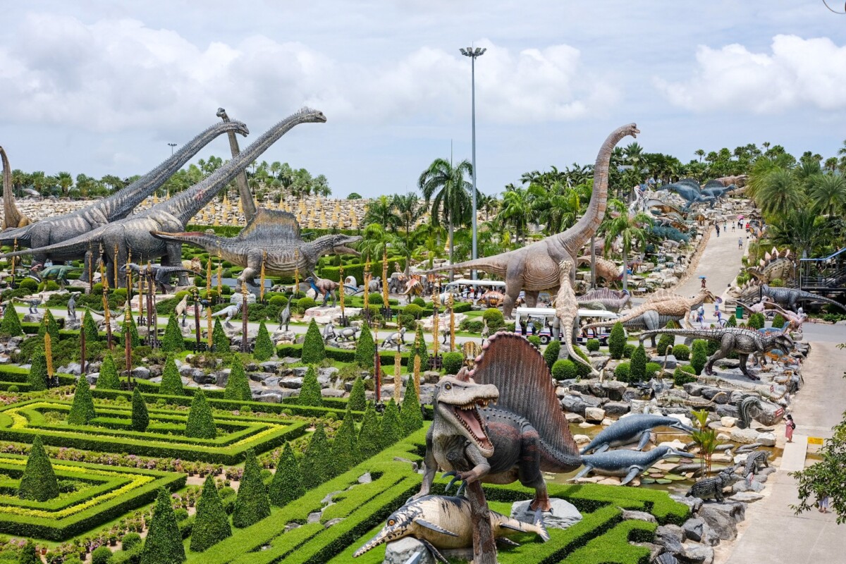 Jangan lupa untuk ambil gambar Jurassic Park Thailand