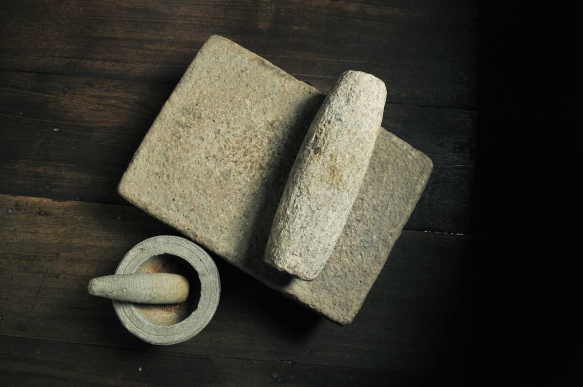 Penggunaan batu giling amat penting untuk mengeluarkan rasa rempah yang segar