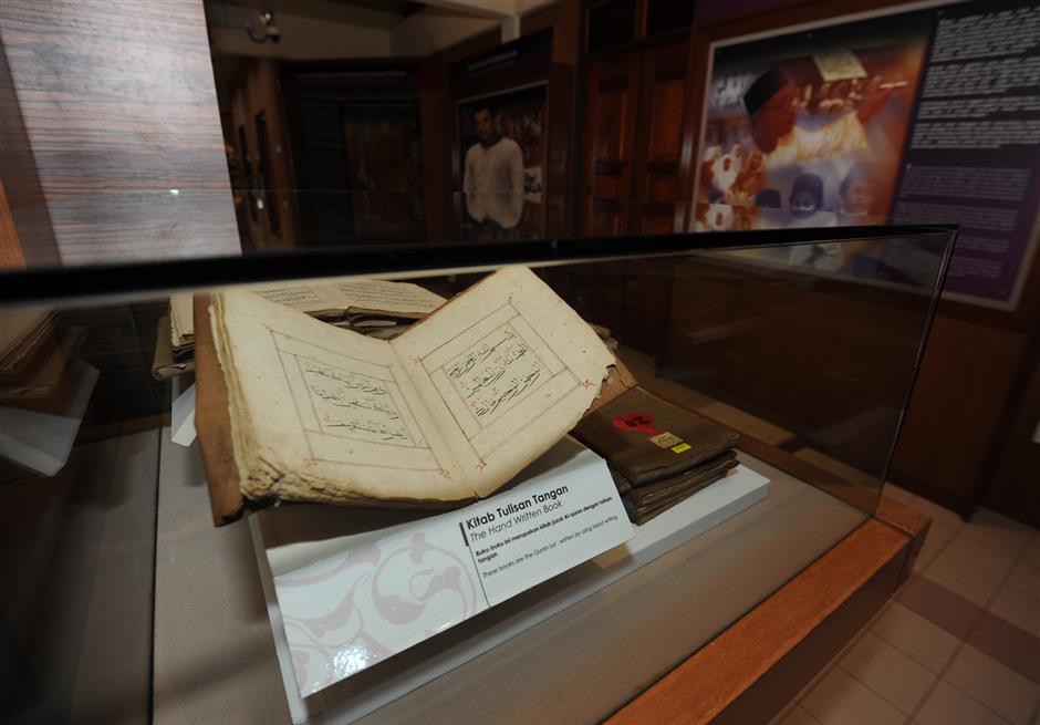 Contoh manuskrip lama yang ada