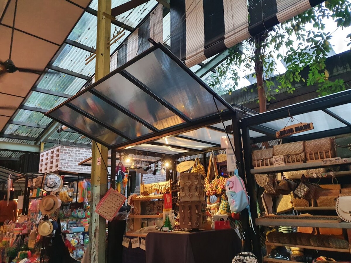 Pelancong dapat berbelanja untuk bawa balik kenangan manis