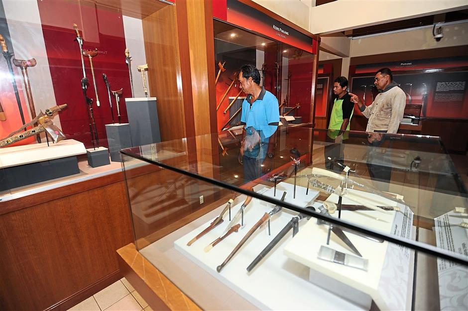 Terdapat banyak artifak dan barang diraja boleh dilihat di sini