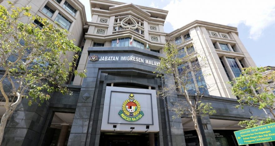 Jika pasport anda hilang barulah perlu ke kaunter kalau tidak online sahaja