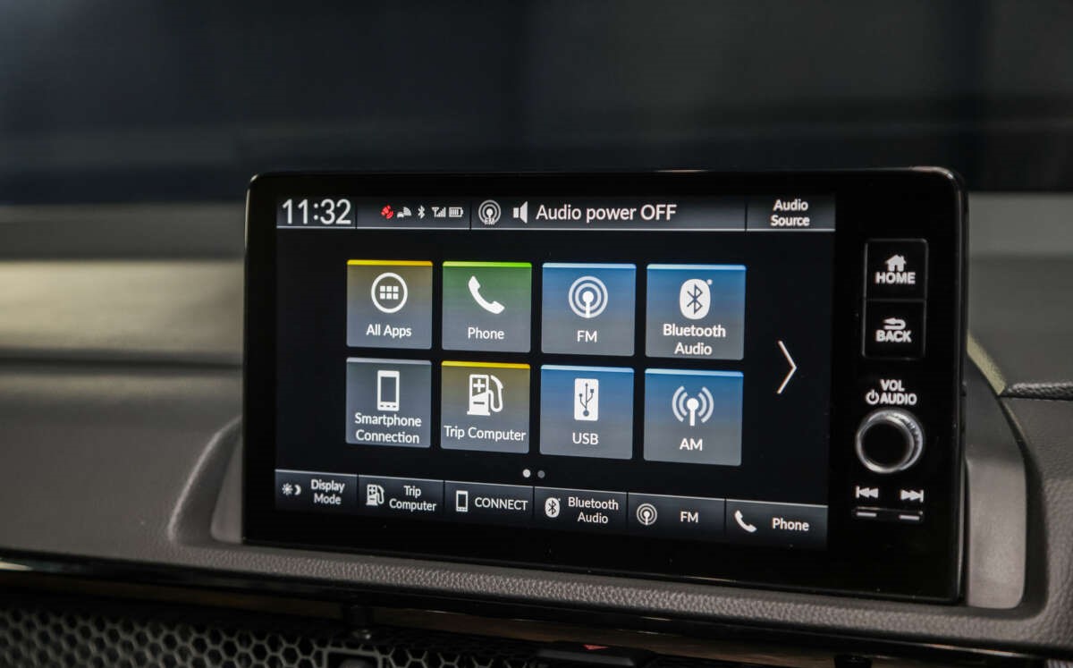 Contoh mudah seperti sistem infotaintment yang hadir dengan pelbagai aplikasi