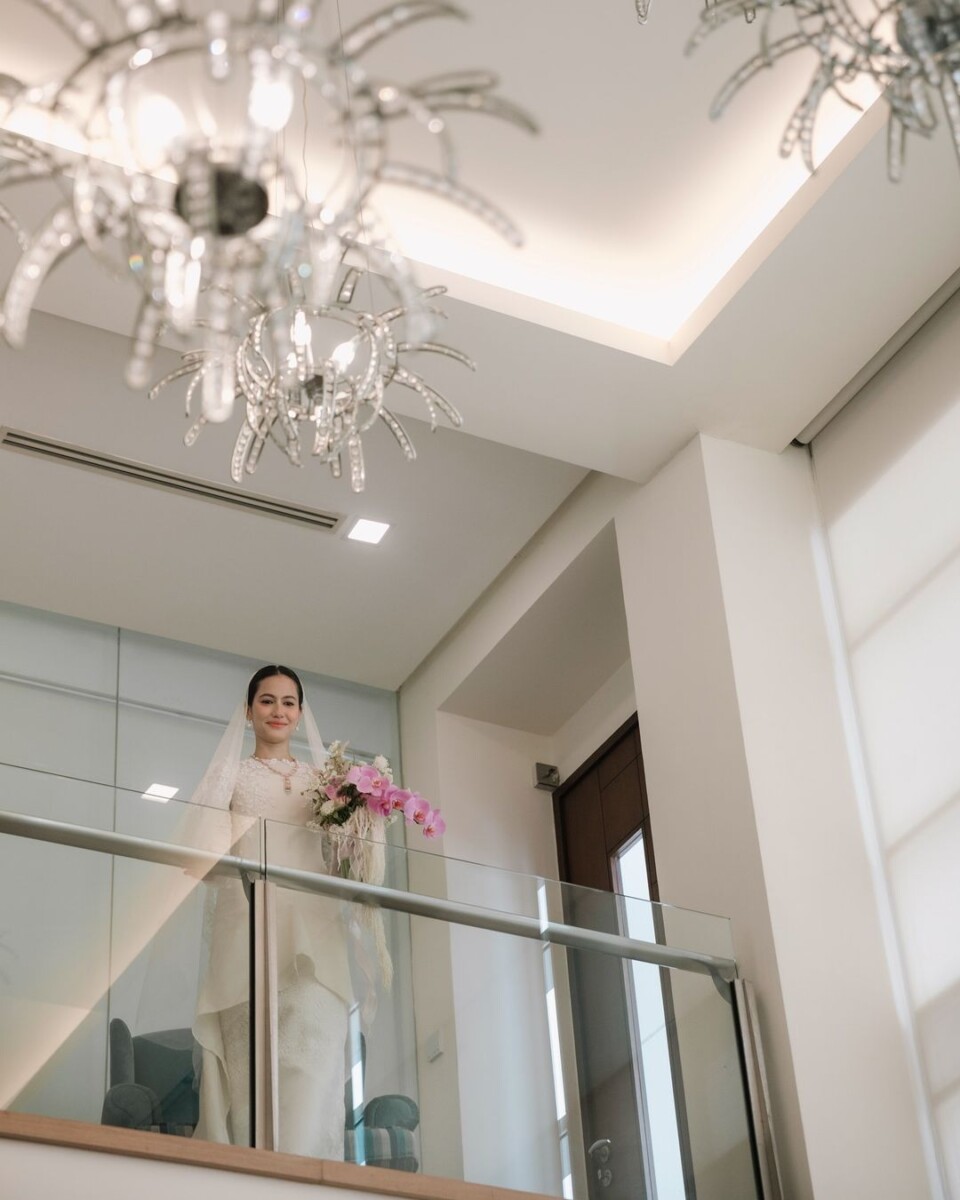 Majlis yang dikatakan dilakukan secara sederhana dipenuhi oleh keluarga dan rakan terdekat pasangan