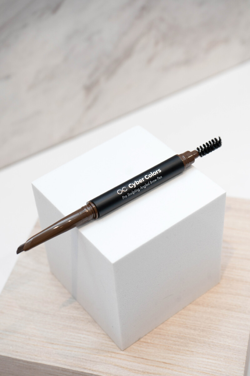 Pastikan anda tidak lupa bahagian kening! Gunakan produk ini untukDapatkan bentuk kening yang idea