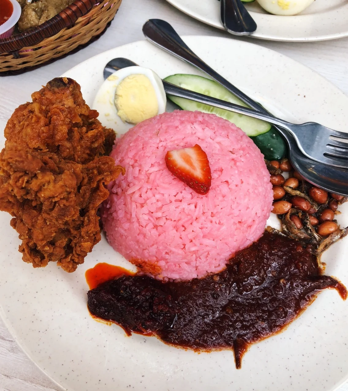 Nasi lemak strawberi yang hanya ada di Cameron menjadi viral dan wajib dicuba