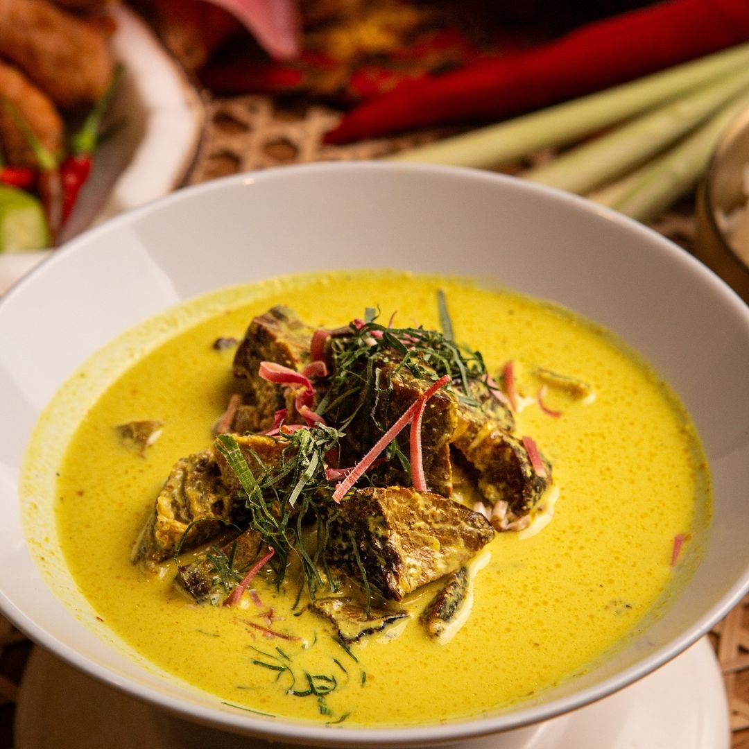 Daging salai masak lomak yang menjadi kegemaran ramai di sini