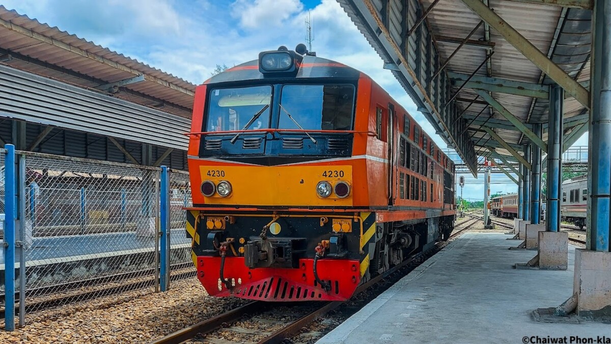 Untuk kereta api Thai anda perlu beli tiket di kaunter walk in