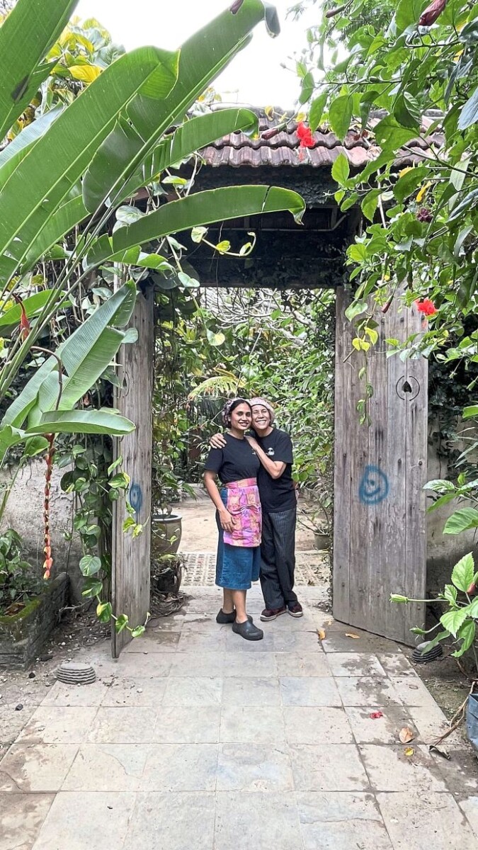 Aunty Aini (kanan) bersama anaknya menghasilkan pelbagai makanan menyelerakan