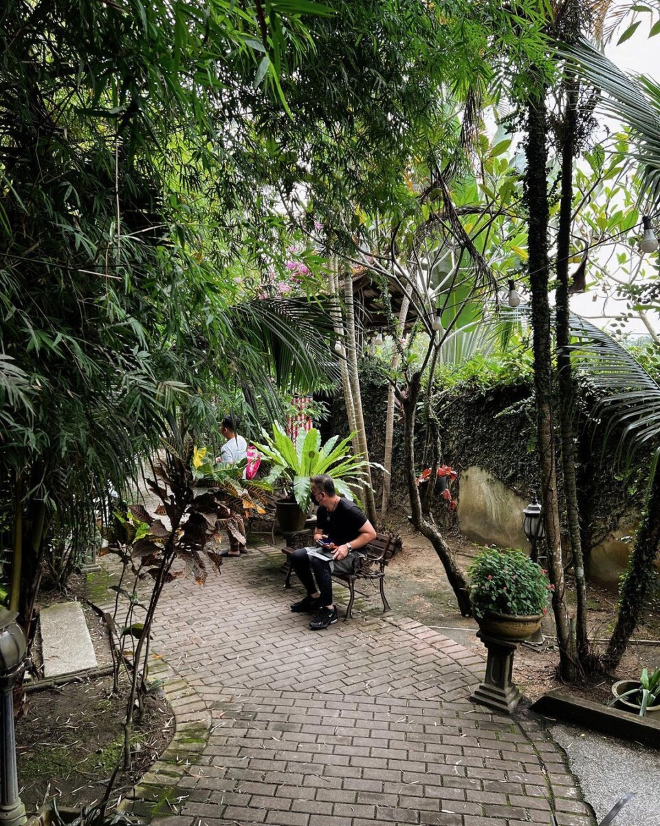 Dikelilingi hutan memberikan suasana nyaman dan santai