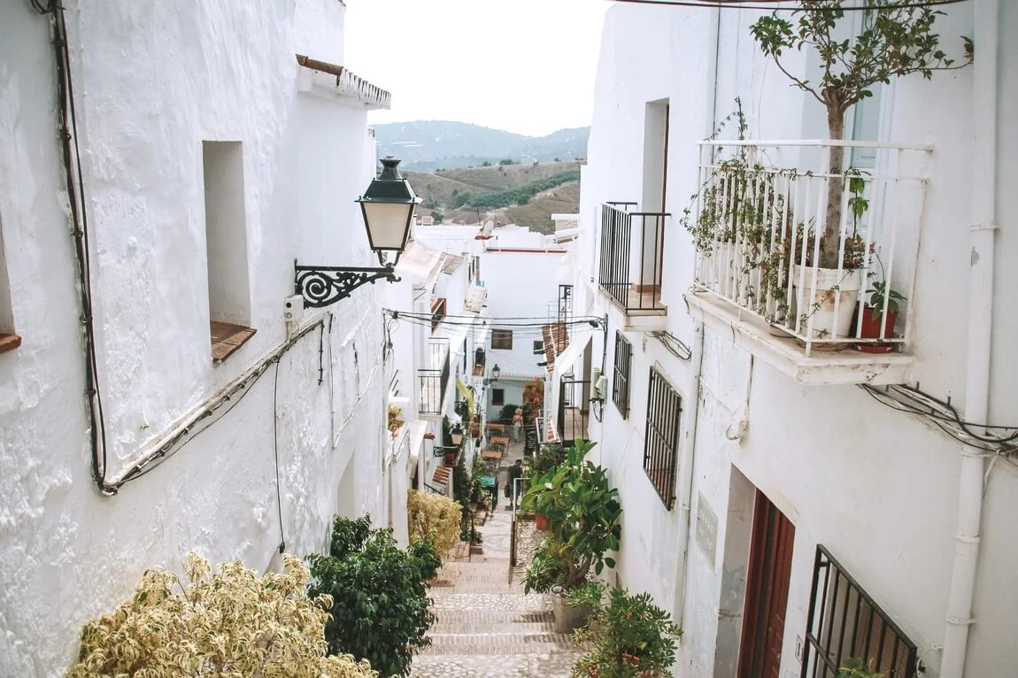 Tapi jalanya sangat sempit, tolong berhati-hati