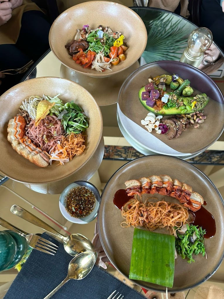 Makanan di sini tidak banyak halal tau, anda perlu bawa makanan dari Malaysia!