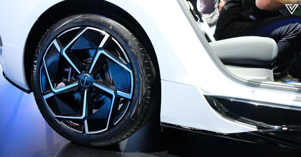 Contoh varian performance yang menggunakan tayar bersaiz 19 inchi