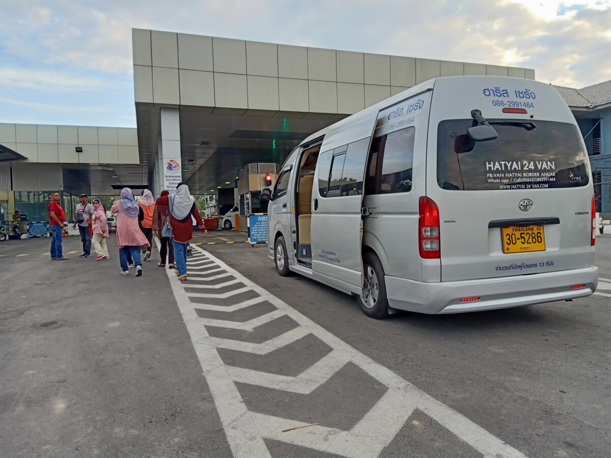 Menurut netizen, nak mudah naik van je tak perlu tunggu kereta api sampai