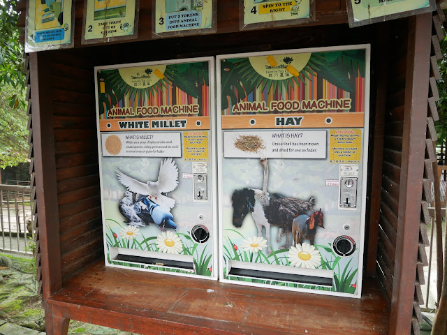 Kiosk makanan haiwan yang boleh dibeli untuk menggunakan token khas