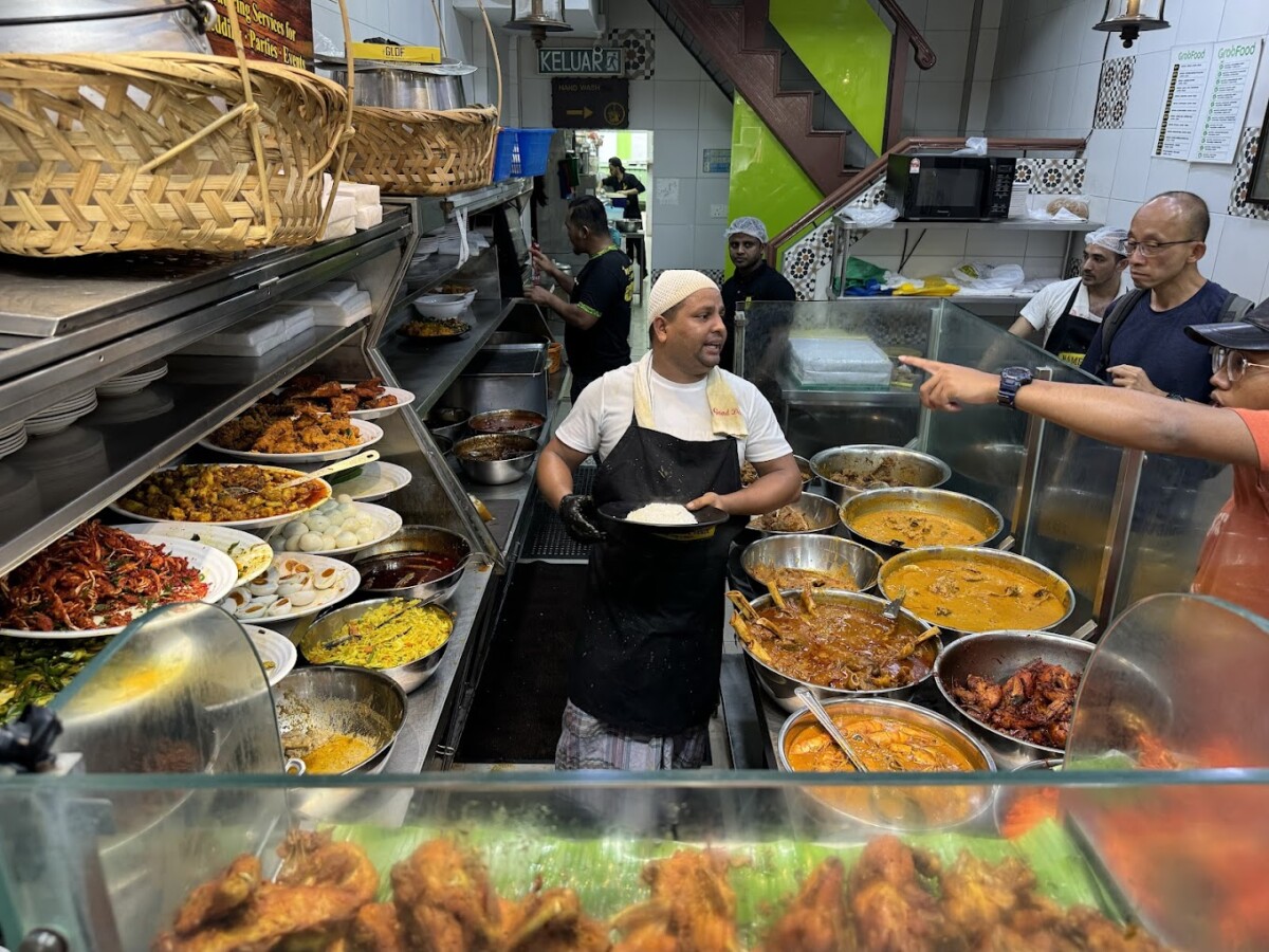 Aneka pilihan lauk membuatkan hidangan ini unik dan sedap