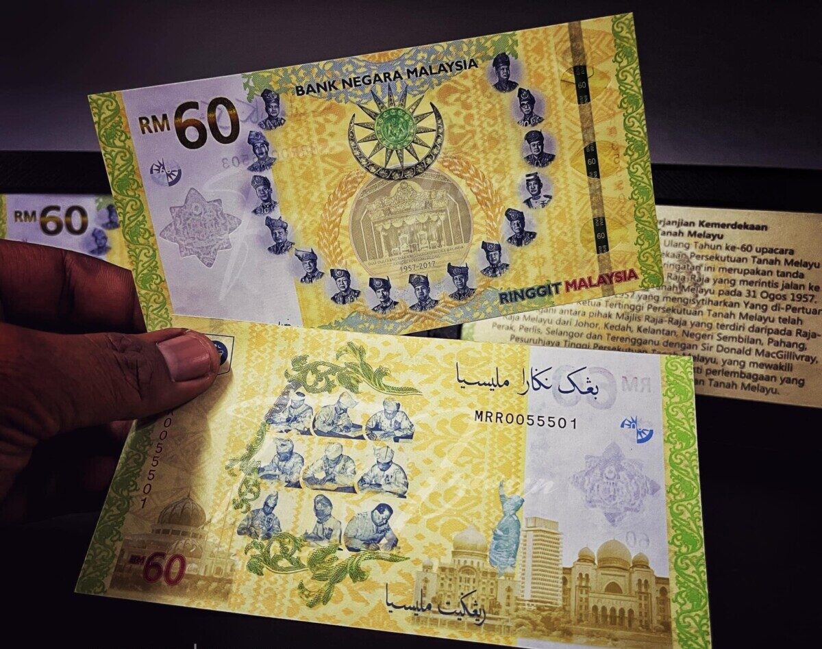 Wang kertas RM60 yang memaparkan reka bentuk sama cuma saiz berbeza