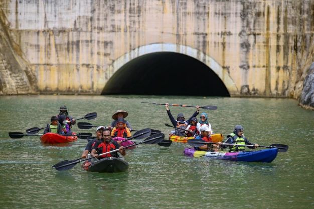 Terowong itu akan bawa anda ke dalam bukit batu kapur tau! Seronok betul