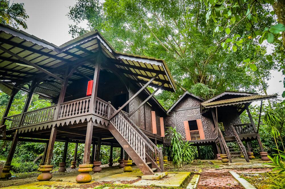 Di bahagian Kampung Budaya, segala warisan budaya tradisional orang kampung boleh dipelajari