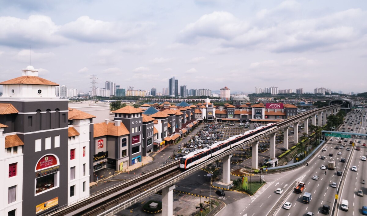 Contoh shopping mall yang bersambung dengan laluan LRT yang baik